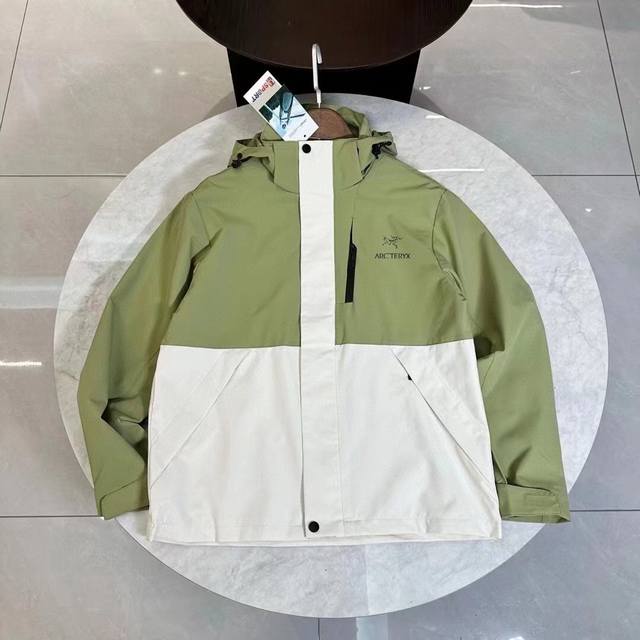 Arc’Teryx 始祖鸟秋季新款户外冲锋衣外套，面料防水透湿 荷叶式拒水原理工艺 ，100的聚酯纤维 内里透气网面 舒适干爽体感 ，不闷汗，面料挺阔有型''