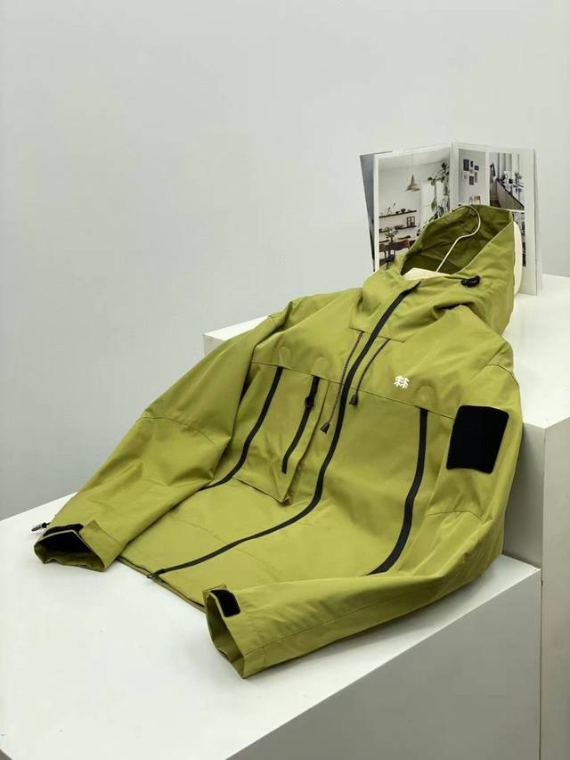 可隆Kolonsport 情侣款山系冲锋衣 山系户外风 入门级基础冲锋衣 三防面料 防风防水防剐蹭 外侧做了一层防泼水工艺，内里独立内胆，多巴胺配色 活力' '