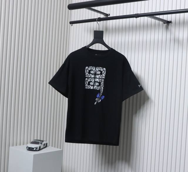 Givenchy 纪梵希 25Ss 辫子印花短袖T恤 采用100%棉质面料，柔软透气，让你在夏日里尽享舒适。 胸前Gvc品牌字母刺绣，展现品牌独特魅力，简约而不