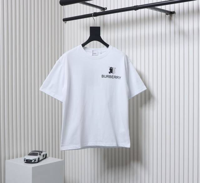 Burberry巴宝莉Bbr 拼接战马短袖T恤 面料采用定制240G 26支特滑双股精棉平纹高密无尘全棉布料。前幅高密度加厚，走线平整，代工品质，全套定制辅料。