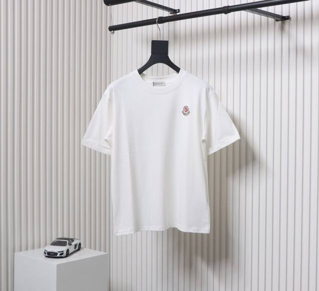 Moncler 蒙口 25Ss宇航员小标短袖 面料采用280克重精梳棉，定制32支1*1螺纹，成衣两遍水洗处理，面料舒适亲肤无异感，定制定染面料，纺织密度高，垂