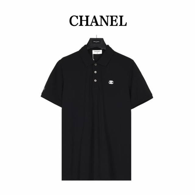 Chanel 香奈儿 双C小Logo刺绣短袖Polo衫 前幅绣花图案，进口百灵达绣花机万针刺绣， 胸口绣花工艺精细，右边袖口处Logo字母刺绣贴饰。 小Logo