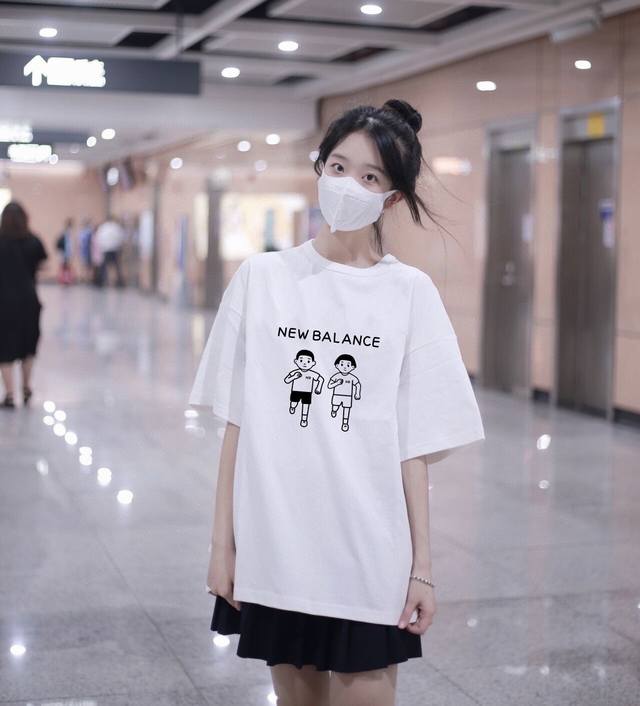 上新！Nb新款情侣圆领短袖T恤！超级吸睛！ 色调上的搭配效果自带层次，视觉上很有高街调性！重工艺高质感，棉质感强，男女同款！ 尺码：S-3Xl 颜色：黑色，白色