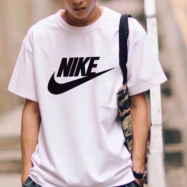 上新！标志Logo，化繁为简！Nike极简的设计转化为服装语言，就如这件基础短袖T恤，有着极其细腻的面料质感，平淡中无处不透入极简高级质感！ 简单、个性、品牌辨