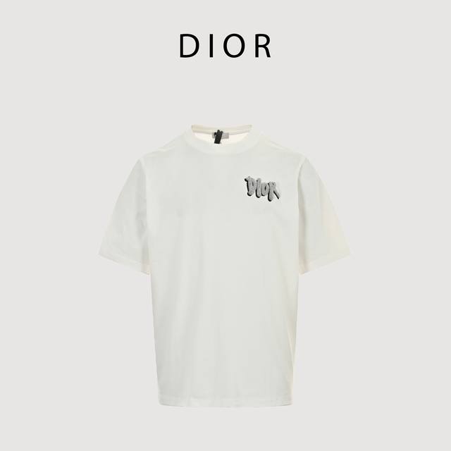 Dior 迪奥 叠影牙刷绣Logo情侣款短袖Tee 24夏季限定新款配色 精简而不失细节感的一款短袖T， 可男可女的款，能满足你对品质追求的同时又能帅气出行。客