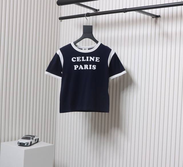 Celine 赛琳 25Ss 短款拼接短袖T恤 面料采用的是100%纯棉面料，上身亲肤不扎人。领口定制包边螺纹。 胸围定制的是1：1Y版立体定位植绒，洗后不易脱
