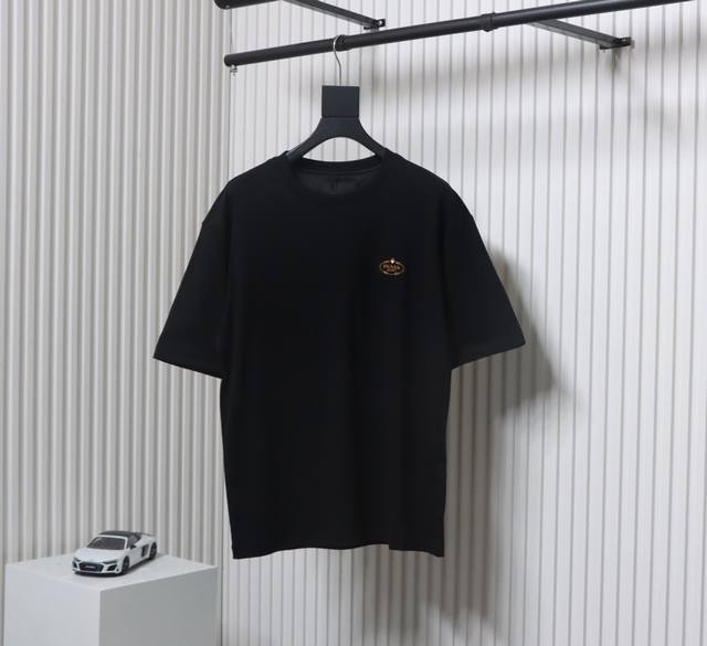Prada 普拉达 25Ss 胸口刺绣贴布徽标短袖 采用230克双股定制面料，胸口刺绣贴布徽标，采用进口专机红外线定位，位置精准，牢固结实，面料都经过浇洗，手感