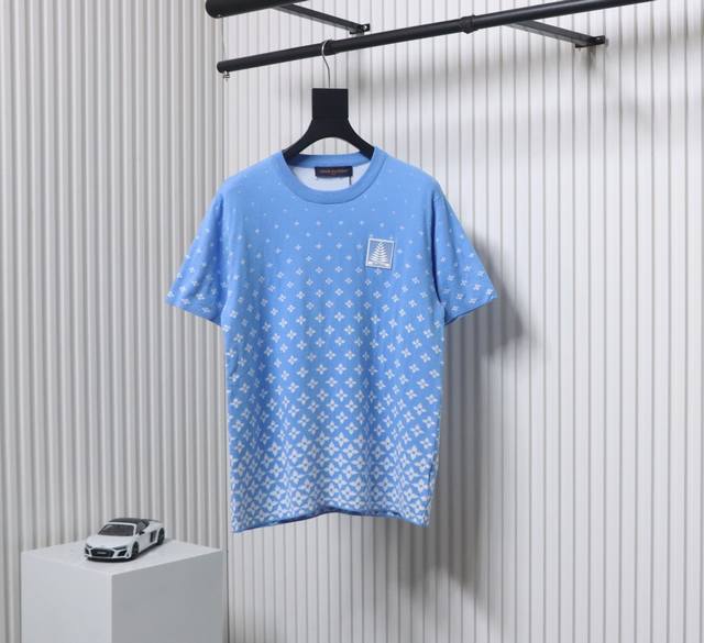 Louis Vuitton 路易威登 25Ss 滑雪系列渐变老花针织短袖 以繁复提花针织呈现渐变 Snowflowers 图案，与明丽背景构筑宛若雪花纷飞的壮丽