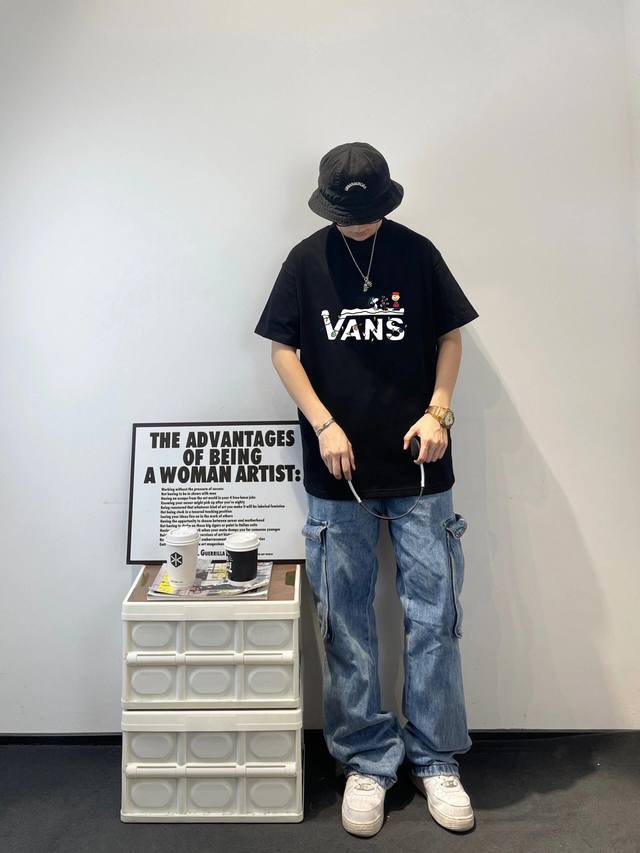 上新！Vans 万斯夏季新款短袖T恤！标志性Logo Tee ！高密针织圆领设计，平整简约！亲肤透爽！面料的柔软性舒适性无可挑剔！男女均可驾驭，打破性别局限性。