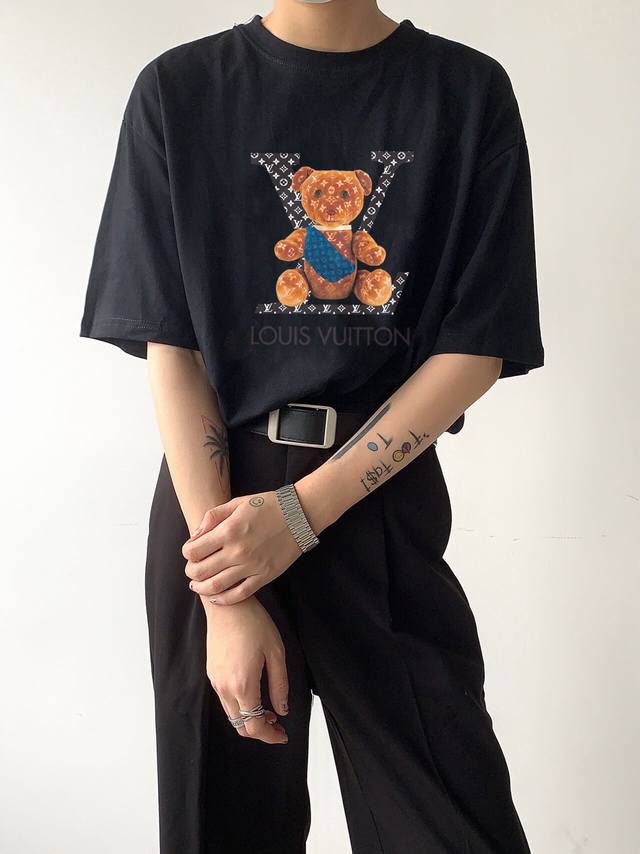 上新！Lv夏季新款圆领短袖T恤！男女同款 Oversize版型宽松！ 这种款式上身回头率超高！基础款的圆领Tee,男女均可驾驭！ 尺码：S-3Xl 颜色：黑色