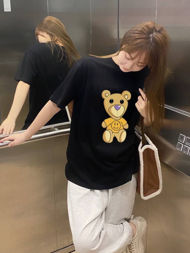 上新！Drew笑脸情侣款短袖T恤，经典的形象标志性的色调，显得格外生动有趣！ 面料采用进口的纯棉面料，质感细腻饱满，上身亲肤有型！男女同款！ 尺码：S-3Xl