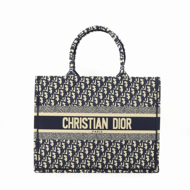 Dior 迪奥老花满印托特包 大号 Dior Tote托特包，简洁包型结合富有质感的面料让这只新款托特包得到了不少时尚达人的青睐，包型轻便，外观时尚又百搭，To