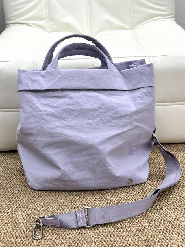 Lululemon露露 19L 托特包 On My Level女士包袋2.0 Lululemoniil 推荐给所有露粉，一定要收的露露大包 简单实用的一款，整体