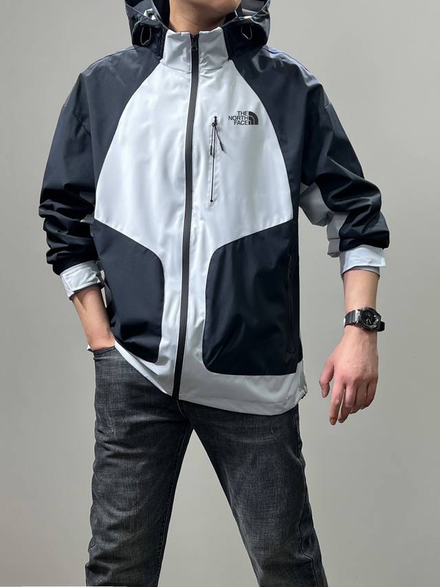 The North Face 北面新款春款户外冲锋衣外套25Ss新品 连帽可拆卸防风水透气轻量冲锋衣 高品质 防风防水 ，轻量化设计 ，宽松大牌设计 立体剪裁