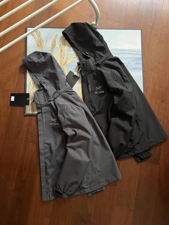 春秋季爆款！可搭配情侣款Gore-Tex 防水透气始祖鸟冲锋衣 傲视全网，最新科技面料，口袋防水技术内里网状型，今年最新款的设计，连帽设计 拉链可以拆卸下来 两