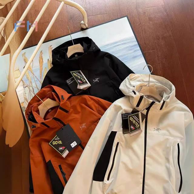 Arc'teryx 始祖鸟 爆火户外品牌 户外情侣冲锋衣 防水耐脏 附带潮流属性 上身版型太香了 穿上效果露营风拉满 全身整体经典配色 性价比超级高 细节直接做
