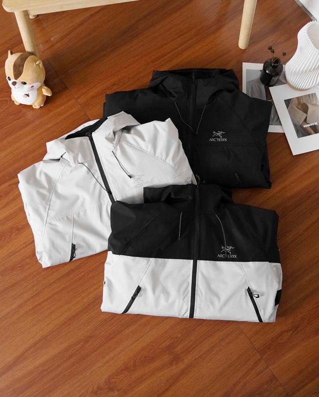 Arc'teryx-始祖鸟秋冬男女防风防水冲锋衣三合一连帽夹克外套 春秋冬季节都可穿 一衣三穿 城市机能，户外装备真心Tm帅炸了 男女情侣Cp版，聚酯纤维科技面