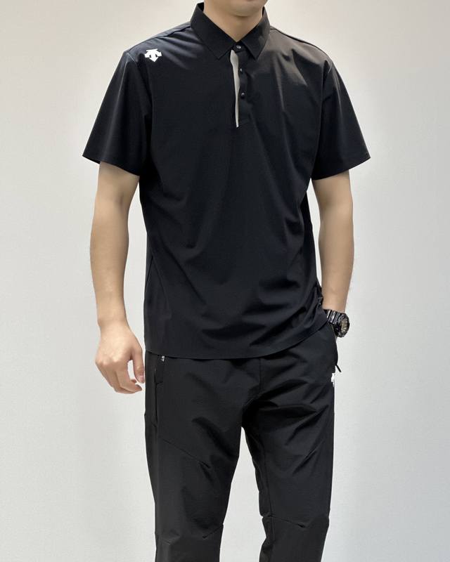 迪桑特 Descente 男士夏季商务垂顺丝滑高弹力短袖Polo衫，官网同款 专柜夏季爆款！冰爽亲肤速干无痕工艺！ 进口专用混纺面料，高科技功能性面料，穿着时可