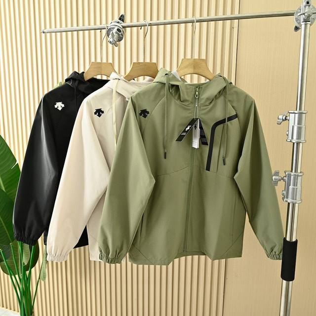 Descente 25年春季迪桑特户外防风防水拉链连帽休闲冲锋衣夹克功能性薄款外套， 面料采用轻薄、防风，透气，轻量，耐磨，Dwr处理 防泼水 能凝结面料水珠，