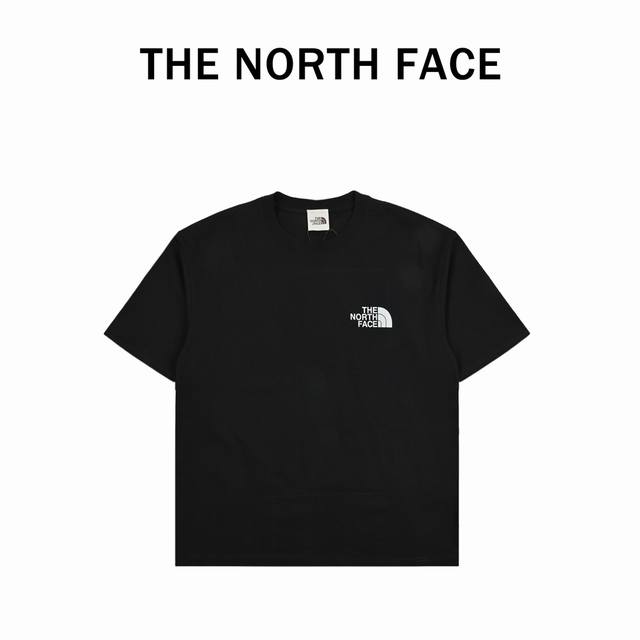 北面Tnf联名款方块小标前后Logo印花短袖 采用260克双纱定制精梳纯棉，三针五线做工，领口定制螺纹不变形，领口包包边条，肩膀处内里带压条，做工面料细节都无法