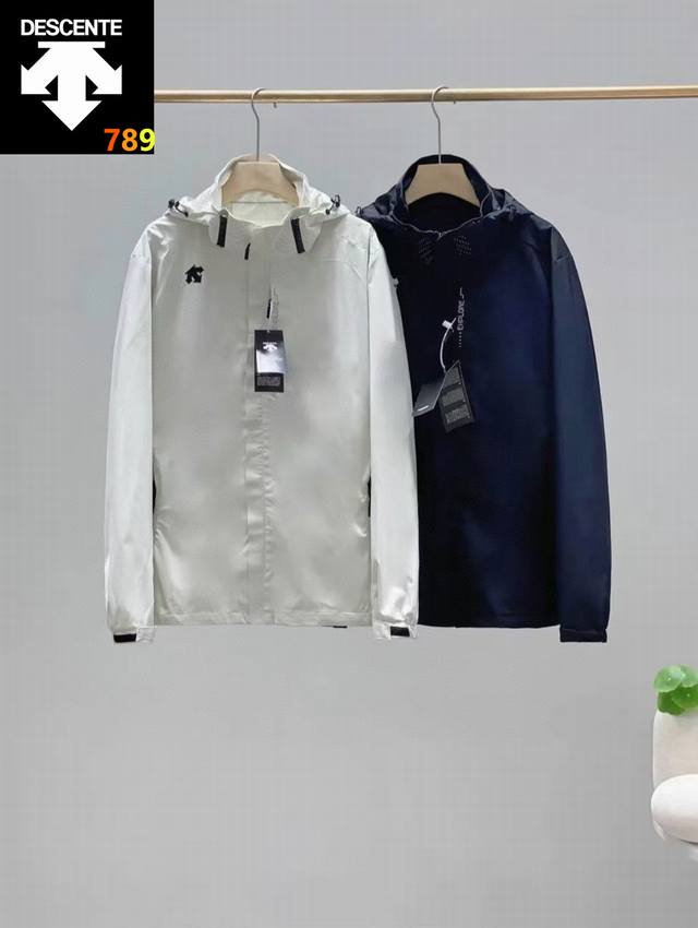 Descente 迪桑特 三色胸口插袋 基础休闲冲锋衣- 采用Gore-Txe软壳面料，深层防水防风，无缝压胶技术处理，帽子可拆卸，可以驾驭任何场合 原版完美定