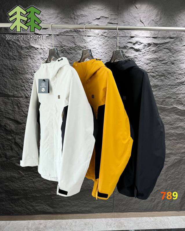 Kolon Sport 克隆秋季新款三色户外软壳冲锋衣 3D立体硅胶Logo经典软壳户外防风防泼水软壳 .专业级户外连帽冲锋衣夹克外套.极地防水冲锋衣 属于克隆