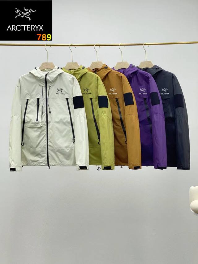 Arcteryx 始祖鸟情侣款山系冲锋衣 山系户外风 入门级基础冲锋衣 三防面料 防风防水防剐蹭 外侧做了一层防泼水工艺，内里独立内胆，多巴胺配色 活力’ ‘十