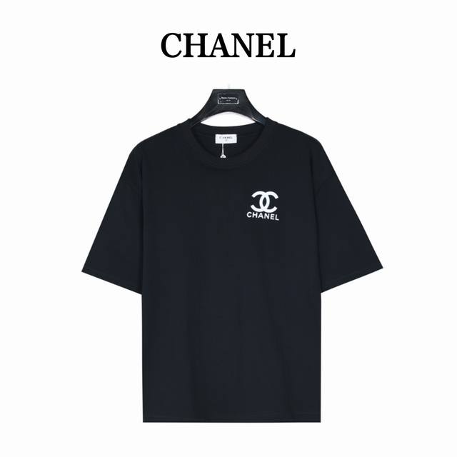 Chanel 香奈儿 24Ss 彩色字母短袖T恤 面料采用定制240G 26支特滑双股精棉平纹高密无尘全棉布料。前幅高密度加厚，走线平整，代工品质，全套定制辅料