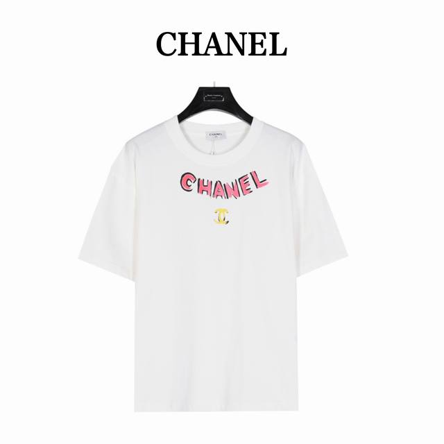 Chanel 香奈儿 24Ss 涂鸦字母短袖T恤 面料采用定制240G 26支特滑双股精棉平纹高密无尘全棉布料。前幅高密度加厚，走线平整，代工品质，全套定制辅料