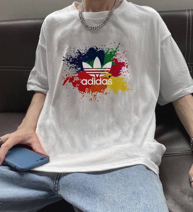 上新！元素碰撞，超级吸睛！ Adidas 阿迪阿斯情侣款圆领短袖T恤，全部采用上等原料，质感好颜色鲜明！ 这种款式上身回头率超高！基础款的圆领Tee,男女均可驾