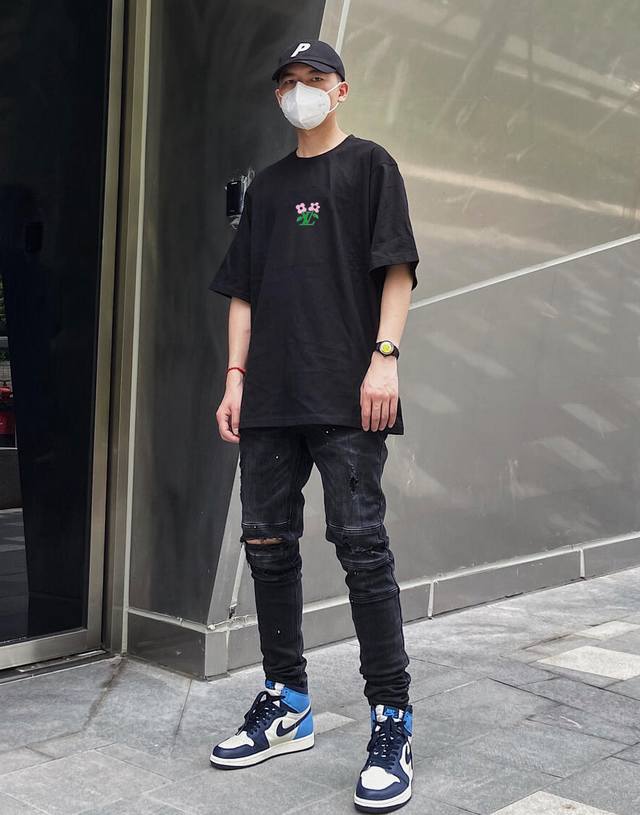 路易威登Lv夏季新款男女同款！ 面料亲肤柔软，高品质印花，极具立体感，触感肌理效果，辅料齐全， 精致百搭！ 颜色：黑色 白色 码数：S-3Xl