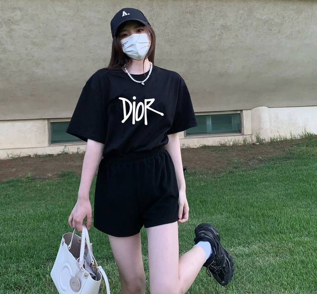 上新！Dior夏季新款圆领短袖T恤！男女同款 Oversize版型宽松！ 这种款式上身回头率超高！基础款的圆领Tee,男女均可驾驭！ 尺码：S-3Xl 颜色：白