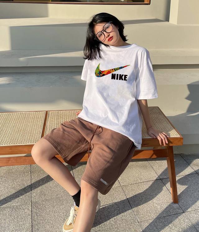 上新！元素碰撞，别致心情！本季夏季新款Nike 耐克短袖T恤。 高密针织圆领设计，平整简约！亲肤透爽！面料的柔软性舒适性无可挑剔！男女均可驾驭，打破性别局限性。