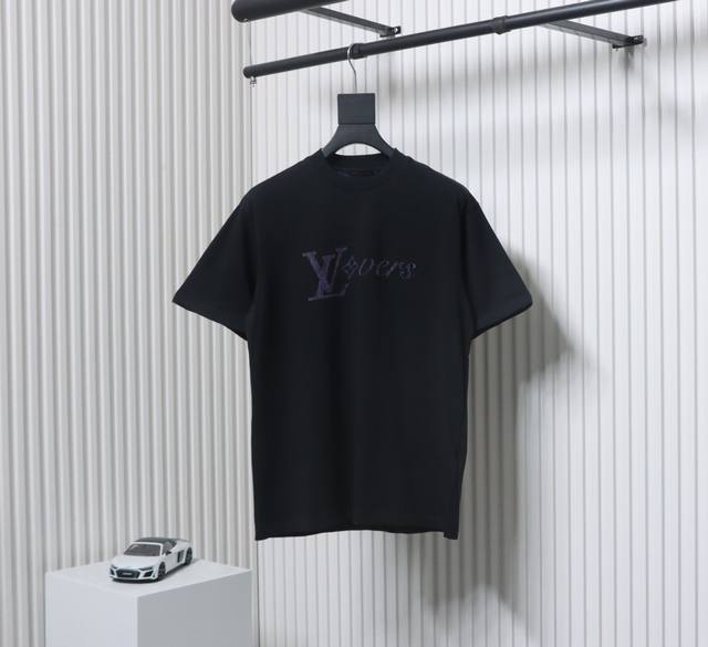 Louis Vuitton 路易威登25Ss 彩色裂纹老花字母印花短袖 采用15S平织优质棉230G，搭配32S双纱拉架螺纹300G，面料采用平纹组织方式织造的