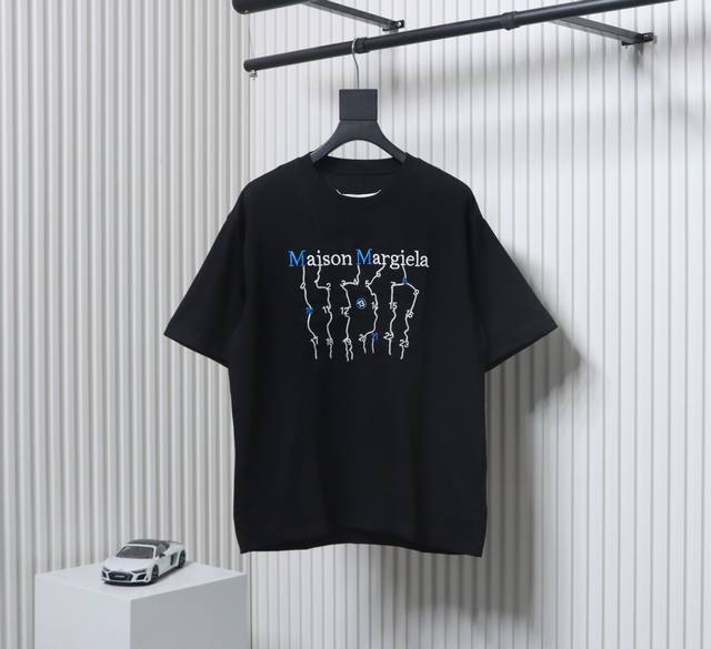 Maisonmargiela 马吉拉 几何数字连线刺绣短袖T恤 重磅精梳260G纯棉双纱面料 百灵达万针刺绣工艺 刺绣字母立体饱满 螺纹定织定染通肩拉条工艺增加