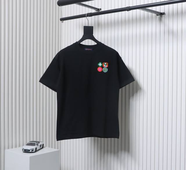 Louis Vuitton 路易威登 25Ss 刺绣徽章短袖 购入原版开模打造，全套定制辅料，所有细节完美还原 定织定染260G纯棉双纱紧密棉面料，洗水后达28