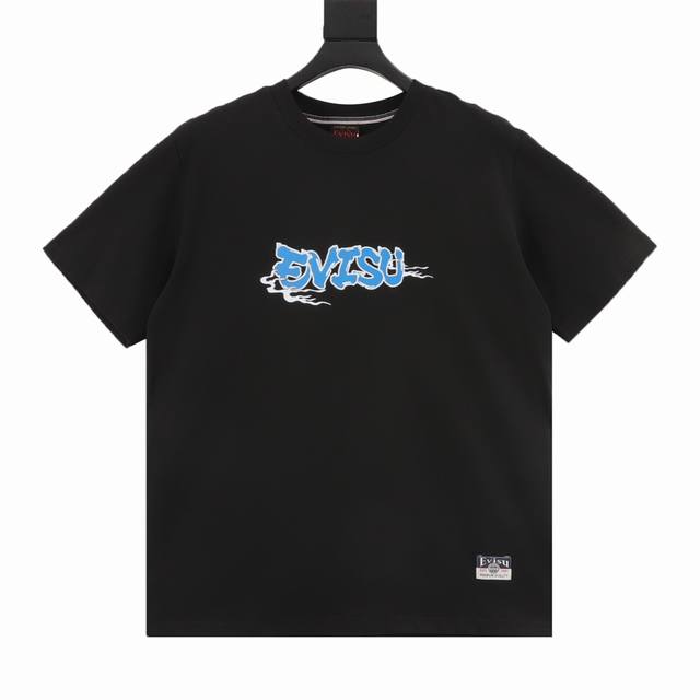 Evisu 25Ss 忍者达摩大M印花宽版T恤 这件T恤集齐了不同的忍者达摩、武器、祥云和商标等印花，配合鲜艳和对比的颜色，充满玩味，轻松完成潮流造型。 Siz