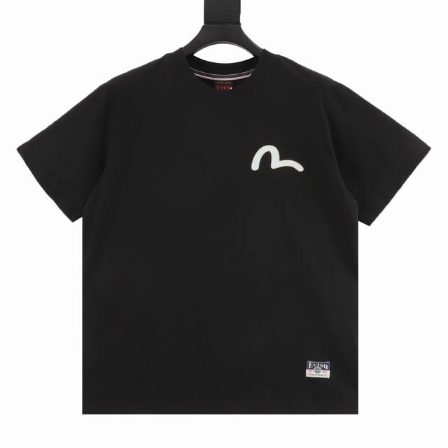 Evisu 25Ss 时尚潮流鲤鱼印花T恤 前幅以刺绣小海鸥为亮点 展现出奢华和精致 后背印有鲤鱼图案，配合着浪花的设计 呈现灵动和活力的氛围，时尚而又充满艺术