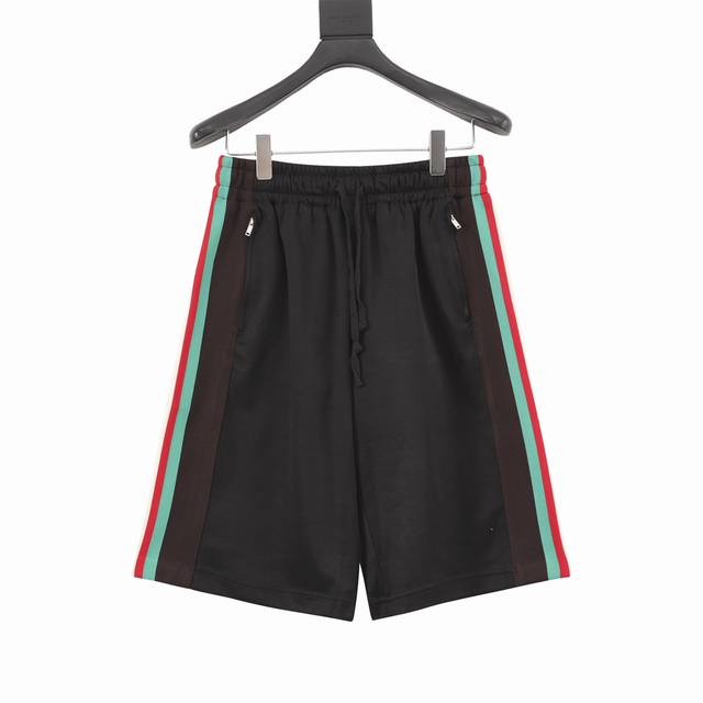 Gucci 古奇 经典侧边条纹织带短裤 原8,500购买，聚酯纤维面料、裤管两侧撞色条纹、抽绳松紧腰头、直筒短裤版型、全套辅料配备！聚酯纤维属于混纺面料，撞色面