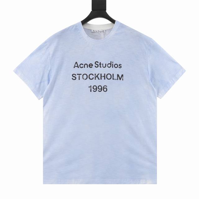 Acne Studios 扎染做旧雾霾蓝1996标语短袖T恤 面料采用32S双纱230克磨毛棉面料，轻薄透气，手感细腻柔软，成衣手工扎染炒色，还原与原版一致呈现