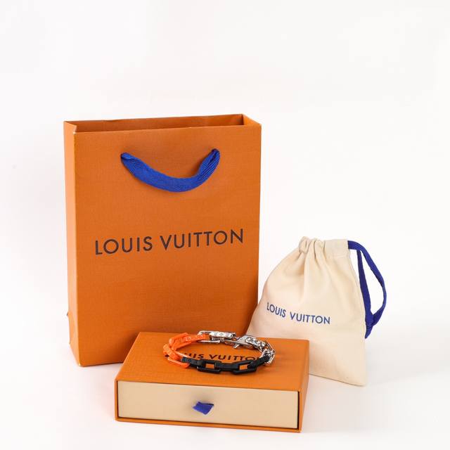 Louis Vuitton路易威登 竹节拼接渐变链式手链 经典感来自精致不凡的标志性 Monogram 刻纹。本款银色金属配饰闪亮登场于 Monogram 珠宝