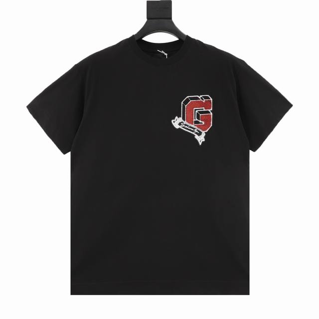Givenchy 纪梵希 25Ss 胸口毛巾绣徽标短袖 采用100%棉质面料，柔软透气，让你在夏日里尽享舒适。 胸前G字母毛巾刺绣绣花，整件衣服搭配白色线条锁边