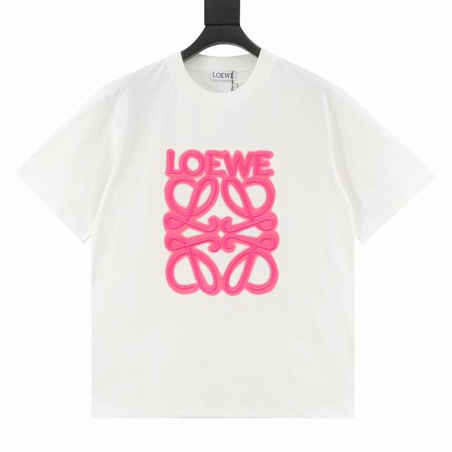 Loewe 罗意威 霓虹刺绣荧光粉短袖 Logo精致升级，灵感源自八十年代复古，采用定制面料。添加杜邦公司Sorona 索罗娜 材料，亲肤性好、改善缩水，同时可
