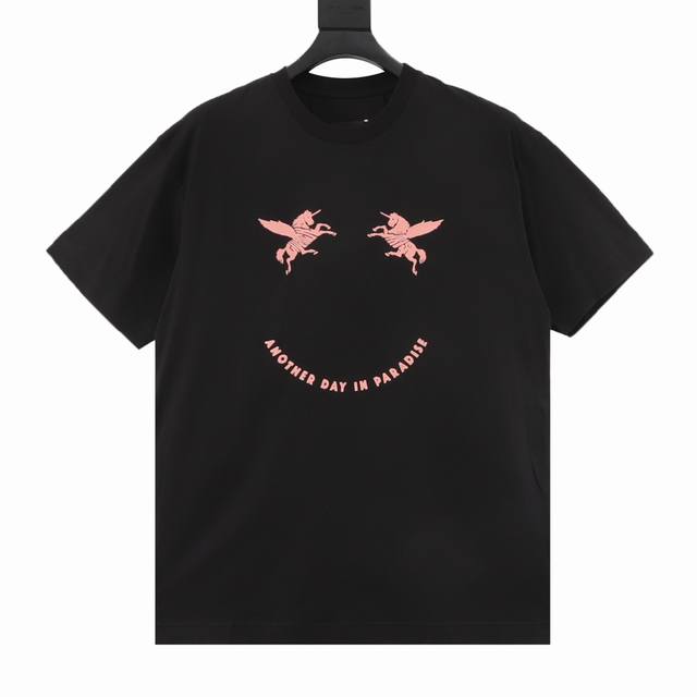 Givenchy 纪梵希 25Ss 独角兽笑脸刺绣短袖 采用100%棉质面料，柔软透气，让你在夏日里尽享舒适。 胸前独角兽字母刺绣笑脸图案，展现品牌独特魅力，简