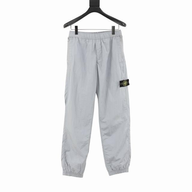 Stone Island 石头岛Ss23 Nylon Meta系列 纯色金属尼龙弹力裤脚宽松长款休闲长裤 金属尼龙面料 光泽度完美还原 极度舒适的触感 原厂徽标