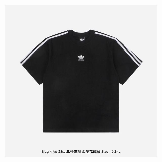 Balenciaga X Adidas 23Ss 三叶草联名印花短袖 面料采用330克平纹32支双股双纱紧密赛络纺进口“福原”牌大圆机织造而成，双面做蚀毛无尘