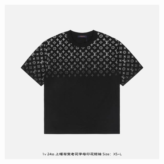 1V 24Ss 上幅渐变老花字母印花短袖 面料采用230克重精梳棉，定制32支1*1螺纹，成衣两遍水洗处理，面料舒适亲肤无异感，定制定染面料，纺织密度高，垂感
