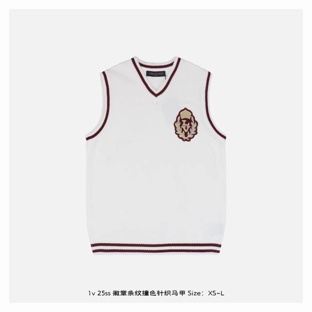 1V 25Ss 徽章条纹撞色针织马甲 经典针织服饰是形塑品牌简约凝练的美学理念中必不可少的一环，条纹织带便是其中具有辨识度的一个元素，这款马甲采用羊毛混纺面料