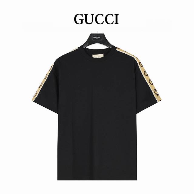 Gucci 古驰 肩部侧边双G织带短袖T恤 夏季渠道限定新款 简约又不失风格的复古品牌标识， 夏日炸街酷毙了 情侣气质款的杏色+黑色，两色推荐入手。 采用定制面