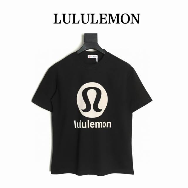 Lululemon 露露乐蒙 字母标识植绒短袖T恤 此款T恤采用270双纱纯棉面料，质地细腻，手感软糯舒服到爆，为穿着者提供了良好的透气性和吸汗性。采用了立体凸